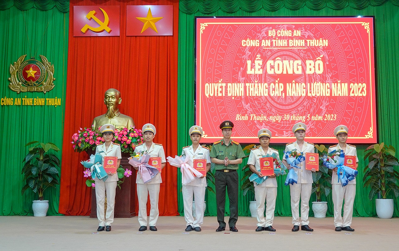 Thăng quân hàm cho 869 cán bộ Công an tỉnh Bình Thuận