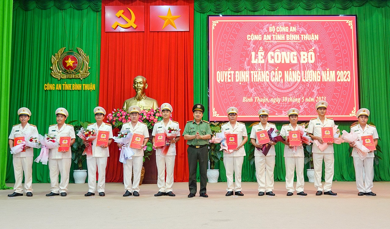 Thăng quân hàm cho 869 cán bộ Công an tỉnh Bình Thuận