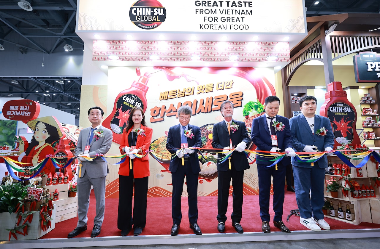 Nghi thức cắt băng khai mạc gian hàng Chin-su tại Sự kiện Seoul Food 2023 tại Hàn Quốc. Chin-su gây ấn tượng mạnh mẽ với Bộ gia vị và Phở tại sự kiện ẩm thực quốc tế SeoulFood 2023 -0