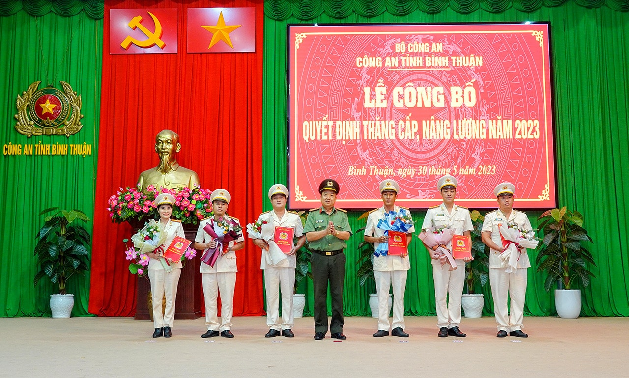 Thăng quân hàm cho 869 cán bộ Công an tỉnh Bình Thuận