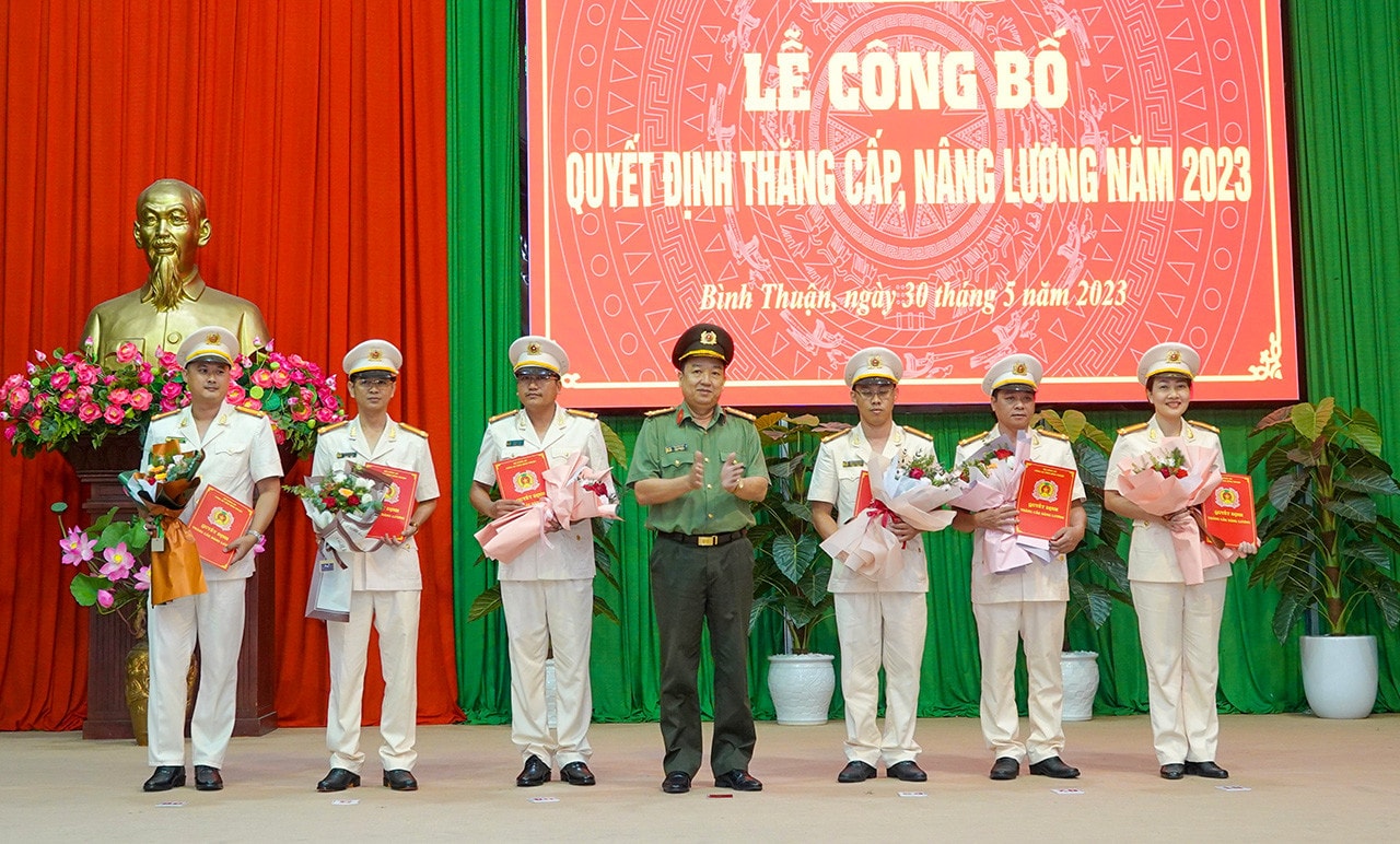 Thăng quân hàm cho 869 cán bộ Công an tỉnh Bình Thuận