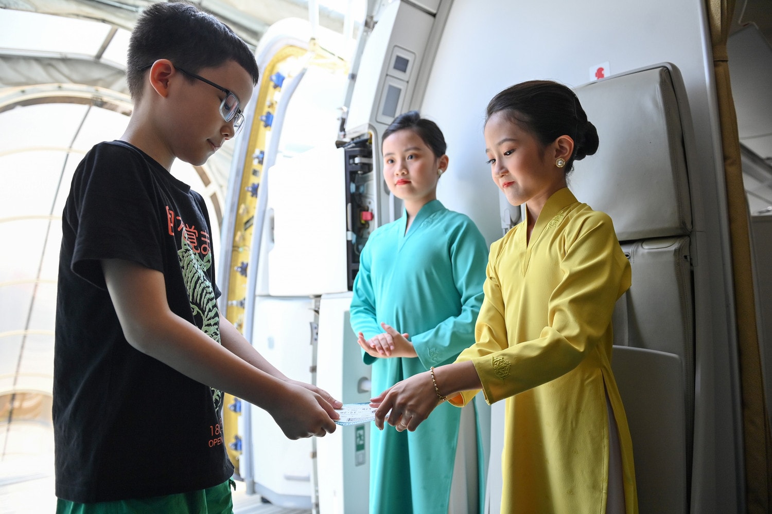 Chuyến bay đặc biệt của Vietnam Airlines với phi hành đoàn “nhí”