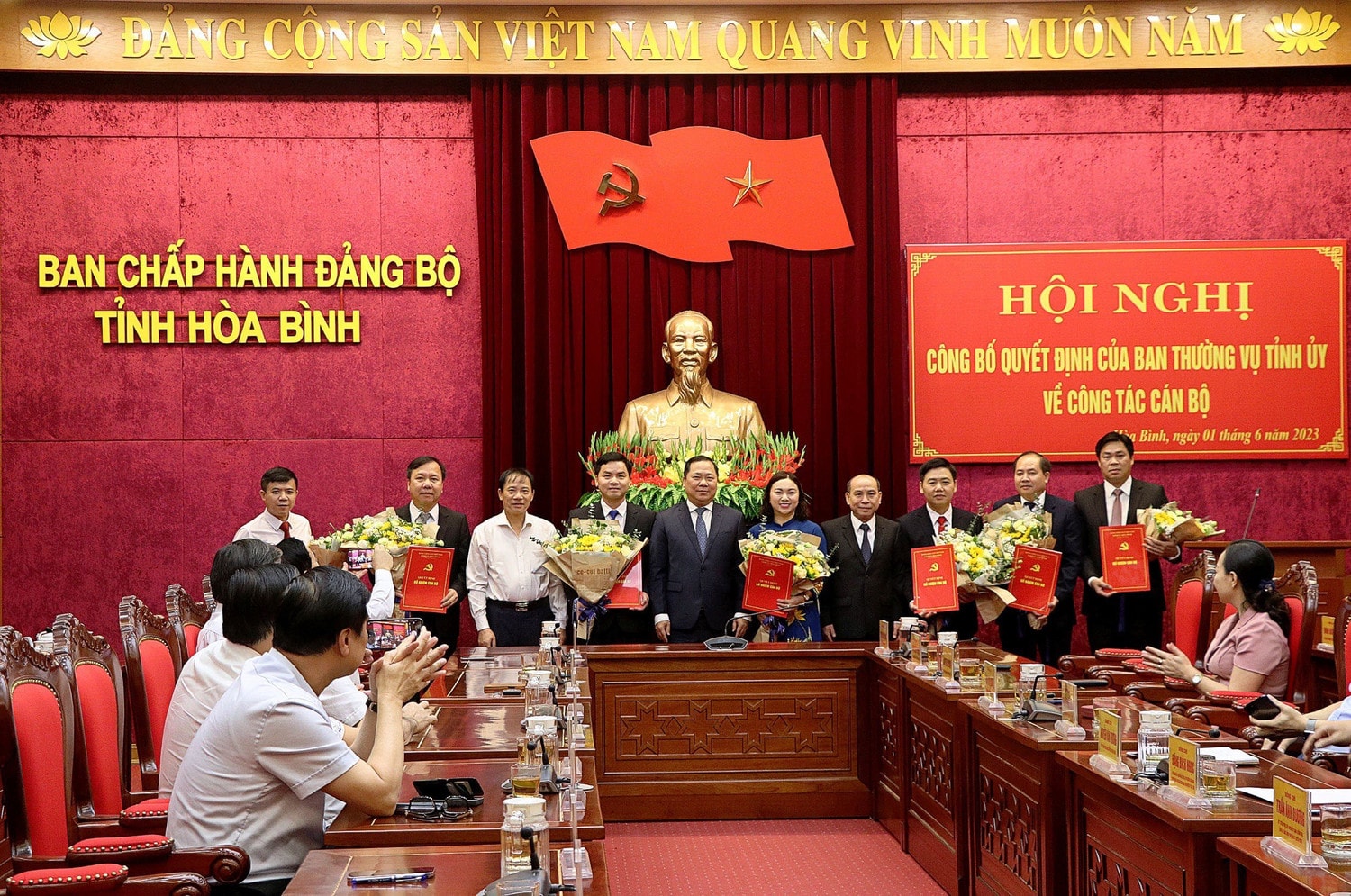 Uỷ viên Dự khuyết Trung ương Đảng, Bí thư Tỉnh uỷ Nguyễn Phi Long và lãnh đạo chủ chốt tỉnh Hòa Bình tặng hoa chúc mừng các cán bộ được phê chuẩn, chuẩn y, bổ nhiệm Công bố các quyết định về công tác cán bộ -0