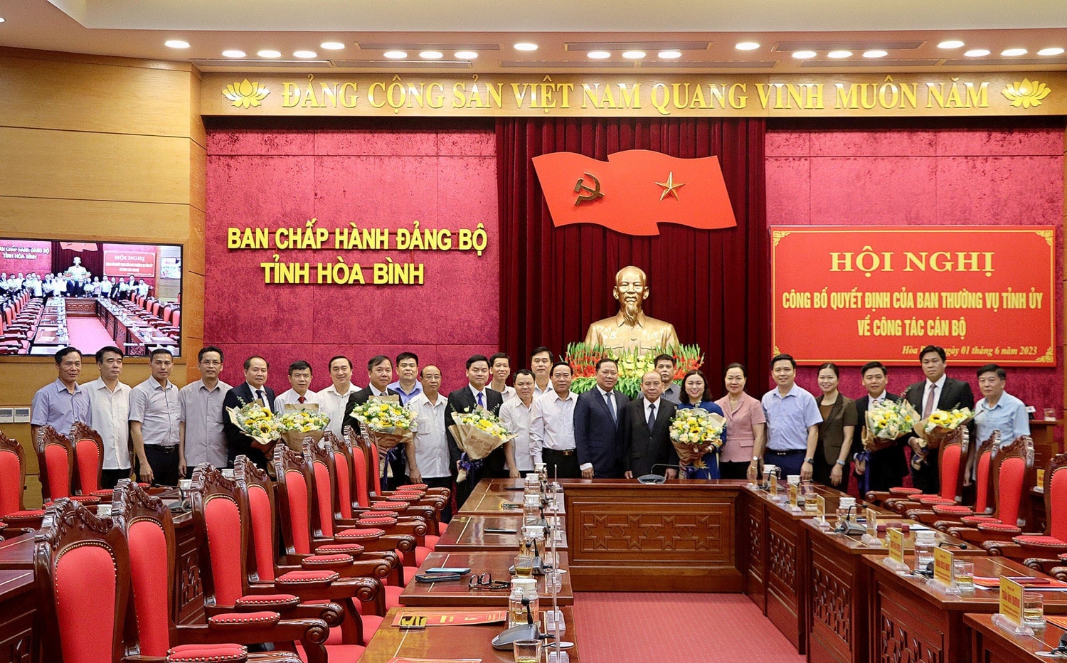 Lãnh đạo tỉnh và các sở, ngành, địa phương chụp ảnh lưu niệm cùng các cán bộ được phê chuẩn, chuẩn y, bổ nhiệm Công bố các quyết định về công tác cán bộ -0