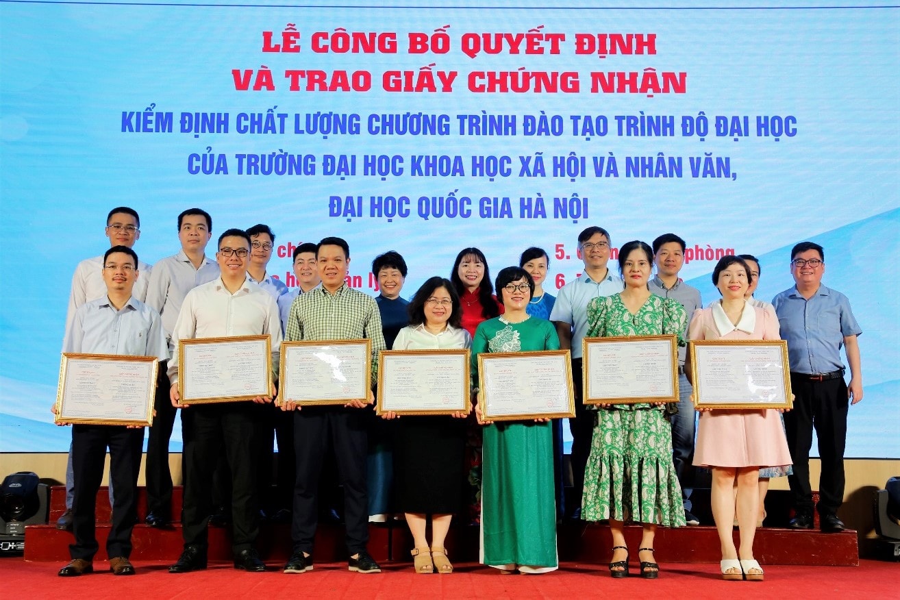 Thêm 7 chương trình đào tạo của Trường ĐH KHXH&NV được chứng nhận kiểm định chất lượng -0