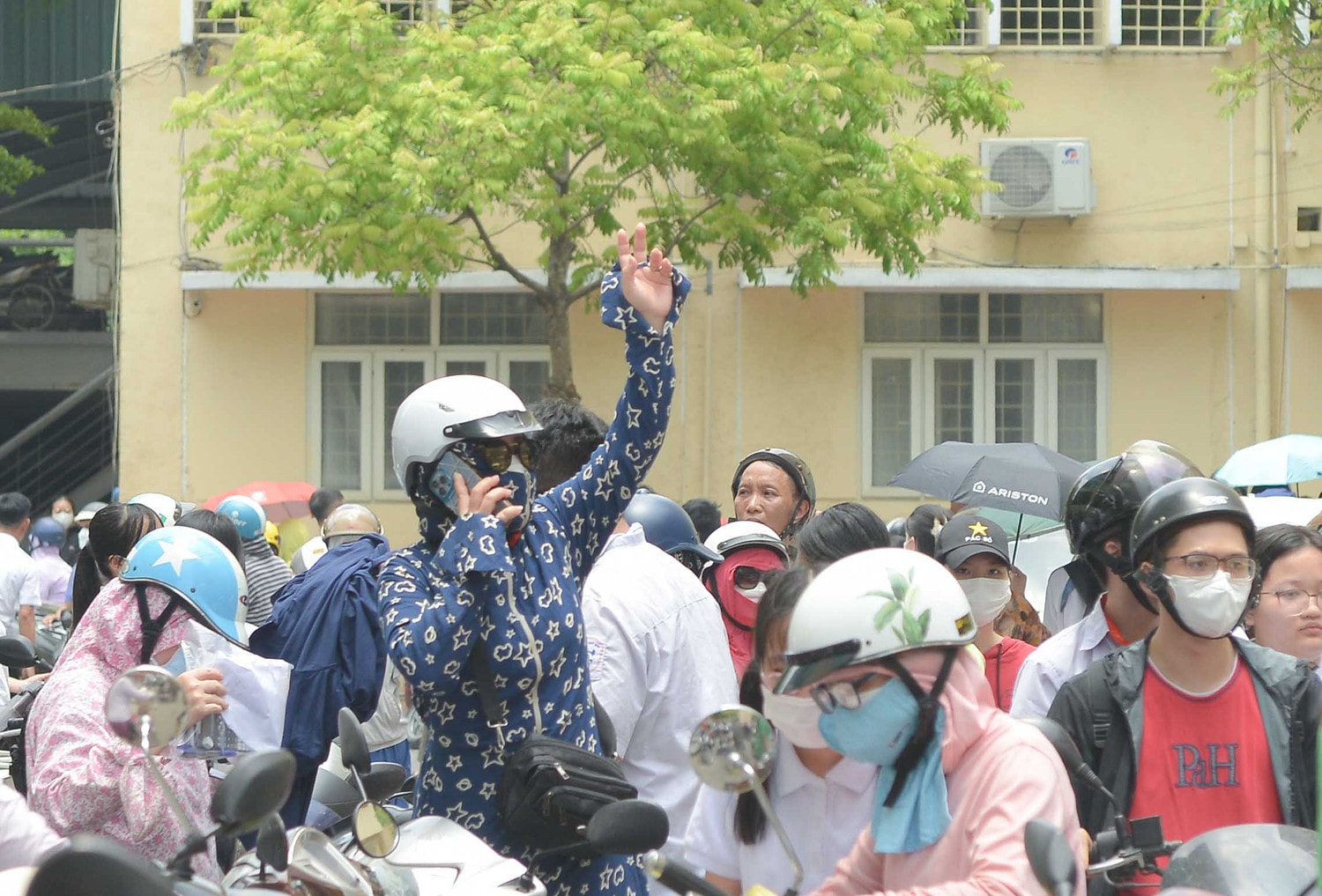Kỳ thi lớp 10 THPT chuyên Sư Phạm Hà Nội: Đề môn Ngữ văn vào Chiếc lược ngà, đề thi Toán khá khó -0