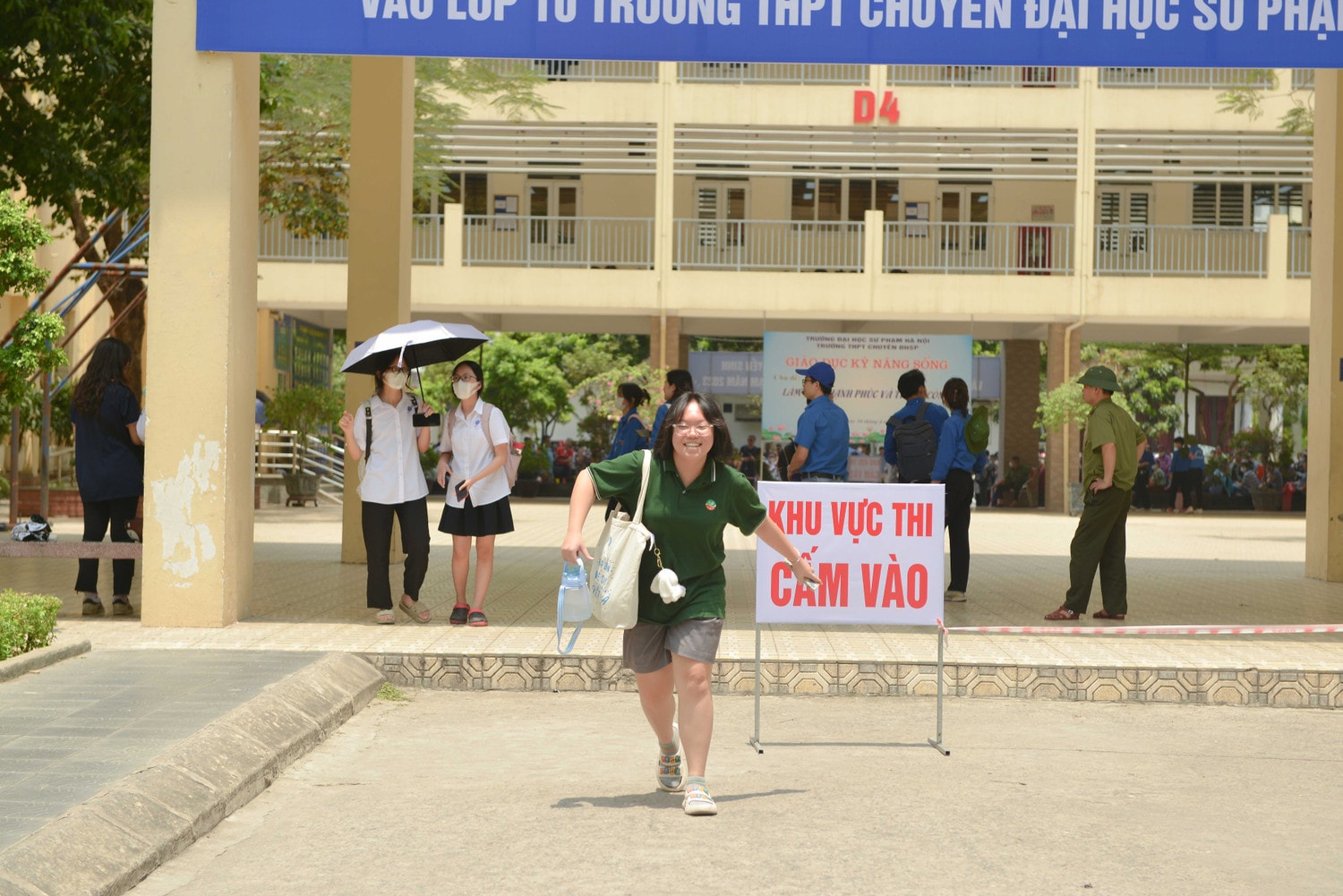 Sáng nay, hơn 6000 thí sinh dự thi lớp 10 THPT chuyên Sư Phạm Hà Nội: Đề môn Ngữ văn vào Chiếc lược ngà, đề thi Toán khá khó -0
