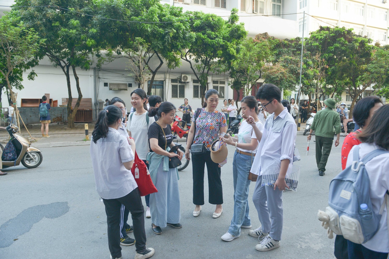 Hơn 6000 thí sinh dự kỳ thi tuyển sinh trường THPT chuyên Sư Phạm Hà Nội -0