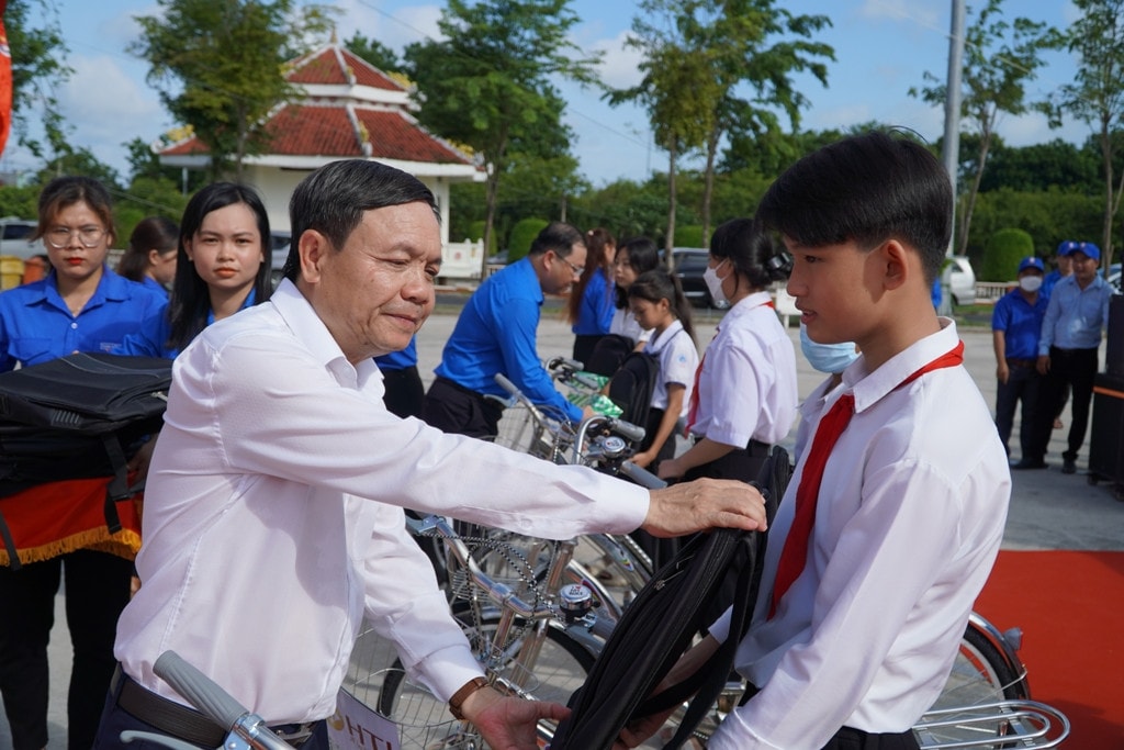 Phó Bí thư Thường trực Tỉnh uỷ, Chủ tịch Hội đồng nhân dân tỉnh Đồng Tháp Phan Văn Thắng trao quà cho học sinh Thanh niên Đồng Tháp tiên phong chuyển đổi số và khởi nghiệp xanh
