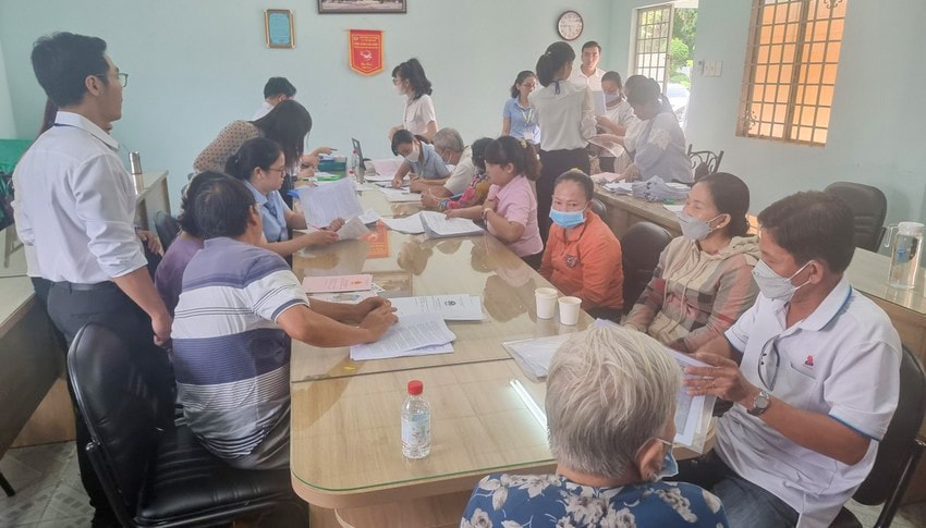 Những hộ dân đầu tiên của tỉnh Bình Dương nhận tiền bồi thường dự án đường Vành đai 3. Ảnh: L.A