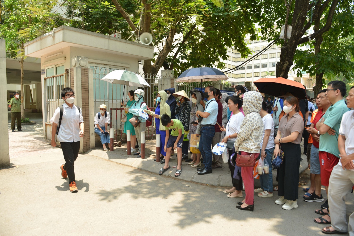 Đề thi THPT chuyên Ngoại ngữ: Môn Văn dễ thở, môn Toán 