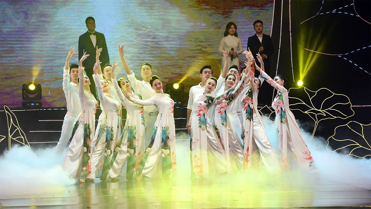 Chủ tịch Quốc hội Vương Đình Huệ dự Chương trình nghệ thuật “Vinh quang Tổ quốc Việt Nam” -1