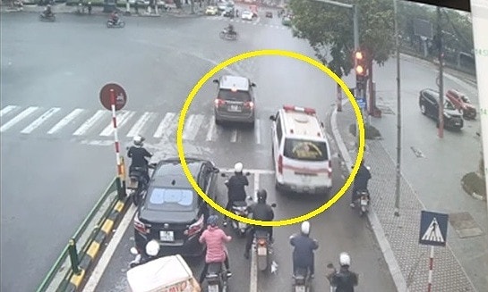 Vượt đèn đỏ để nhường đường cho xe cứu thương có bị xử phạt hành chính? -0