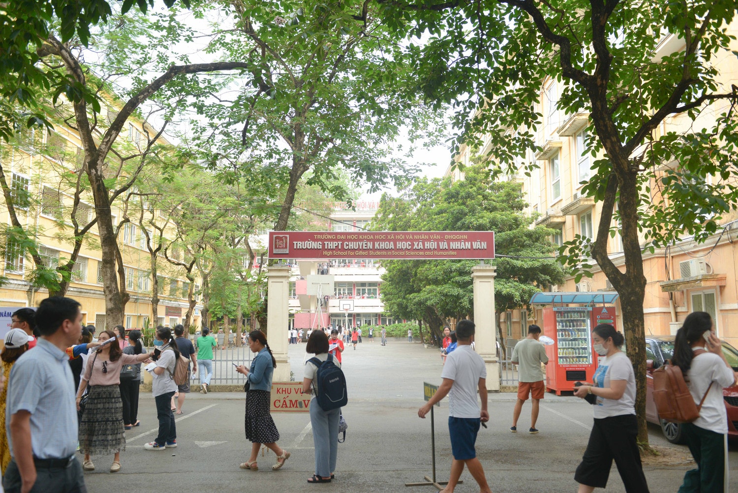 Thí sinh chinh phụ kỳ thi tuyển sinh của hai trường chuyên trực thuộc ĐHQGHN -0