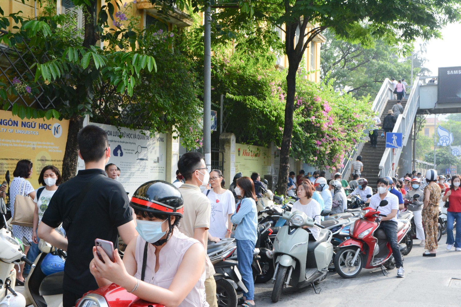 Thí sinh chinh phụ kỳ thi tuyển sinh của hai trường chuyên trực thuộc ĐHQGHN -0