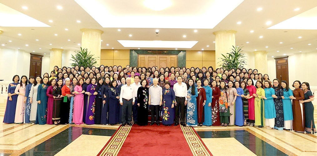 Tổng Bí thư Nguyễn Phú Trọng cùng các đồng chí Lãnh đạo Đảng, Nhà nước chụp ảnh chung với các nữ đại biểu Quốc hội Khóa XV Phát huy bản lĩnh, trí tuệ, thực sự là những