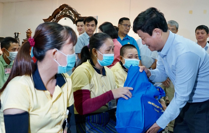 Bình Dương: Thăm, tặng quà công nhân lao động có hoàn cảnh khó khăn -0