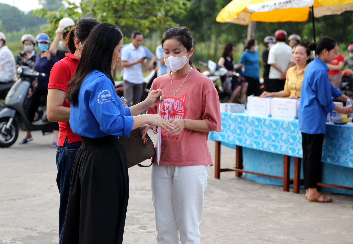 Tại mỗi điểm thi đều có các đội tình nguyện để hỗ trợ các thí sinh Gần 17.000 thí sinh tại Hà Tĩnh tham dự kỳ thi tuyển sinh vào lớp 10 -0