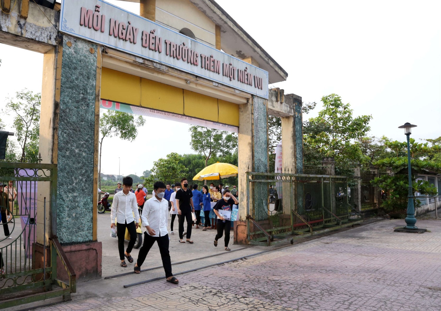 Sáng nay 6.6, các thí sinh bước vào môn thi đầu tiên là môn Ngữ văn Gần 17.000 thí sinh tại Hà Tĩnh tham dự kỳ thi tuyển sinh vào lớp 10 -0