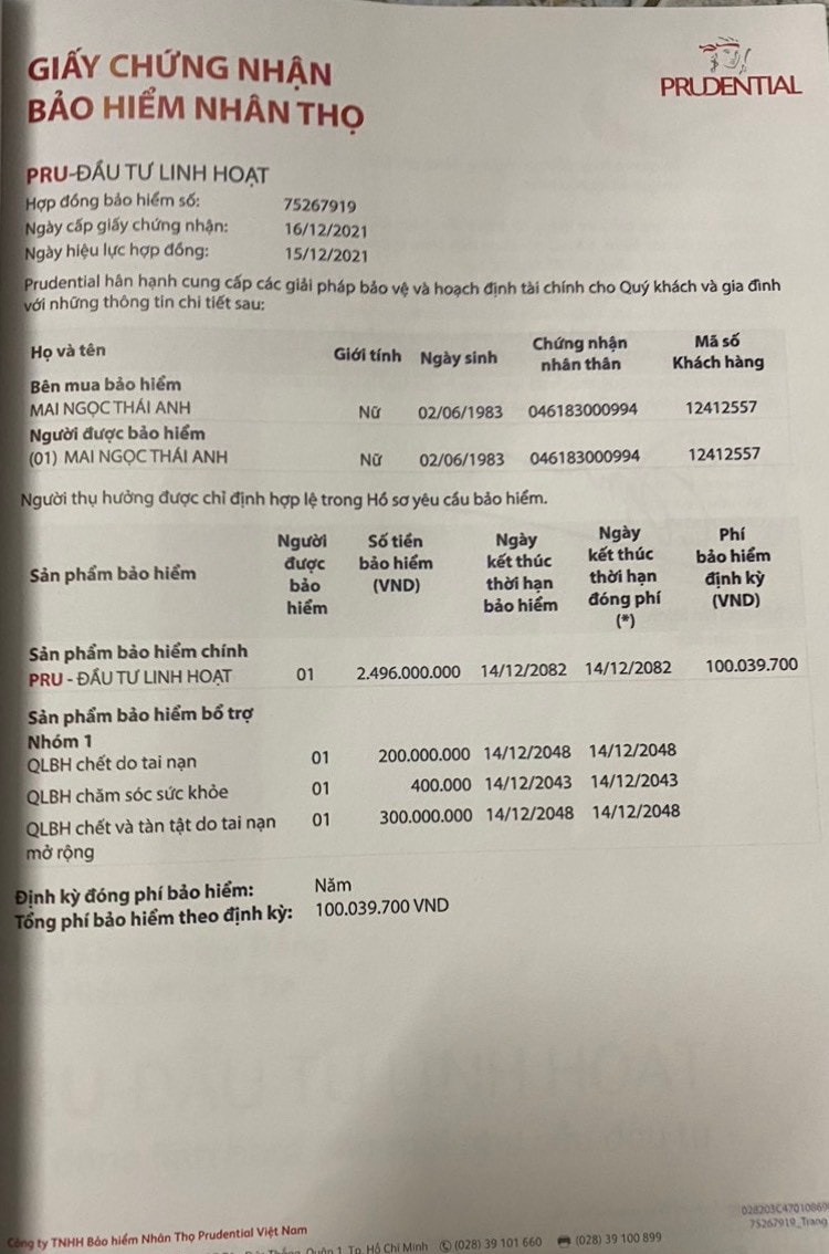 Mang tiền dành dụm đến ngân hàng gửi tiết kiệm, tư vấn viên 