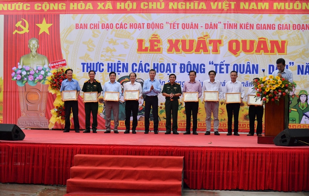 Lãnh đạo UBND tỉnh Kiên Giang trao tặng bằng khen cho những tập thể và cá nhân đạt thành tích xuất sắc trong Tết Quân – dân năm 2023 (Ảnh: Phương Vũ) Xây dựng 115 căn nhà cho người dân dịp Tết Quân – dân