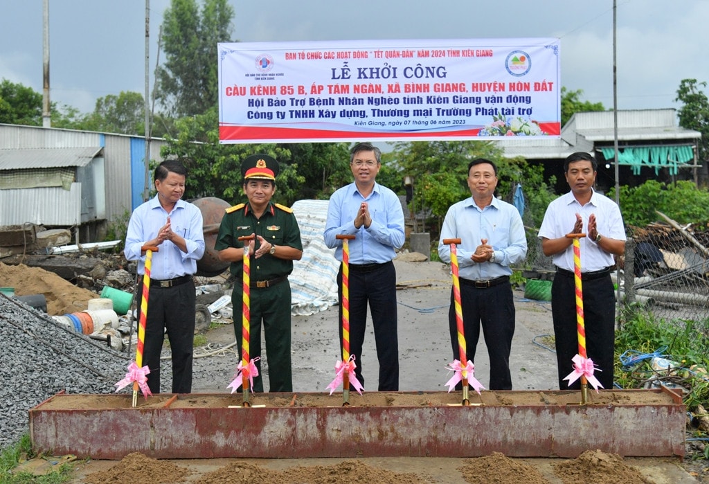 Ngay sau Lễ xuất quân, Ban Chỉ đạo Tết quân - dân tiến hành khởi công xây cầu nông thôn trên địa bàn xã Bình Giang (Ảnh: Phương Vũ). Xây dựng 115 căn nhà cho người dân dịp Tết Quân – dân