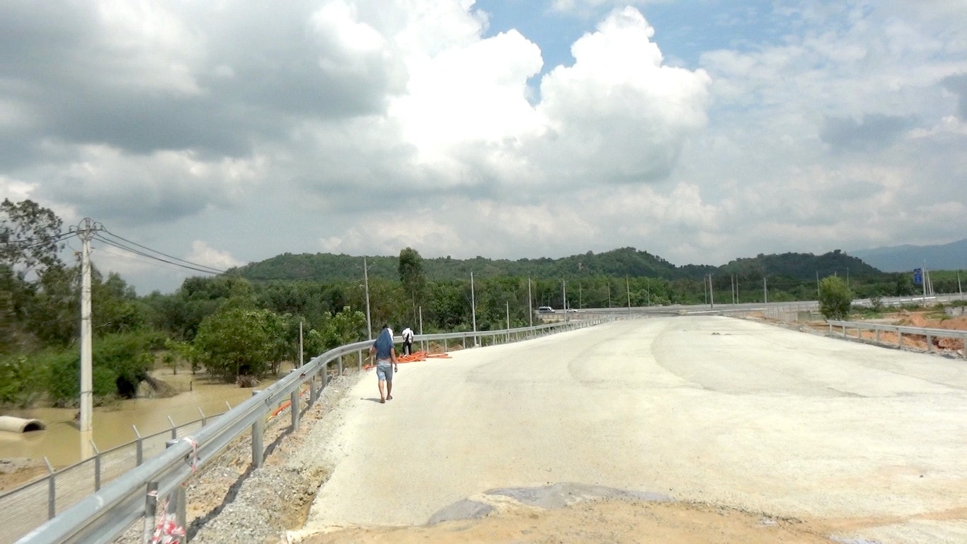 Lấp suối làm đường dẫn cao tốc Phan Thiết - Dầu Giây, nhiều hộ dân, hoa màu bị ngập nặng -4