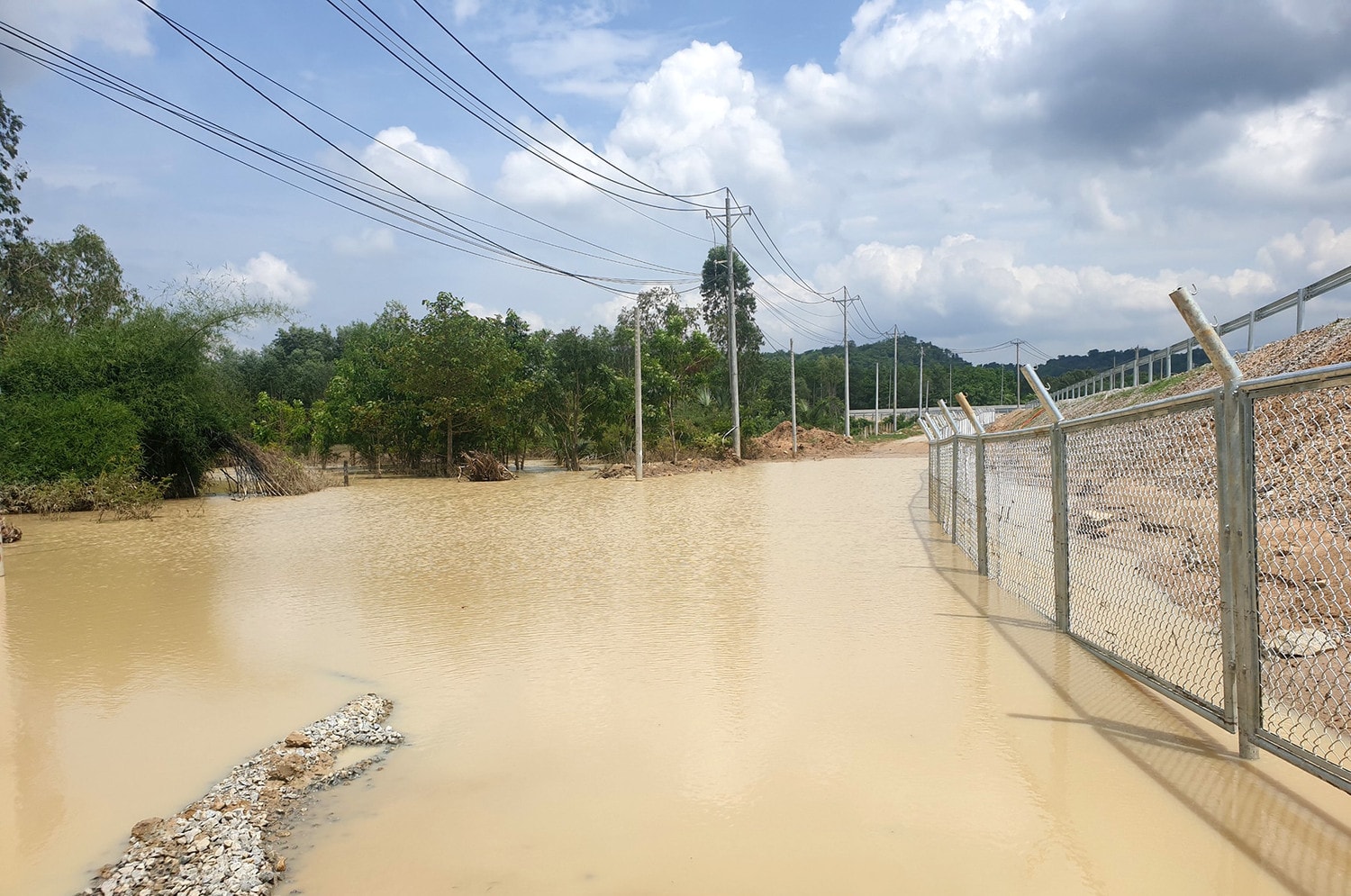 Lấp suối làm đường dẫn cao tốc Phan Thiết - Dầu Giây, nhiều hộ dân bị ngập lụt nặng