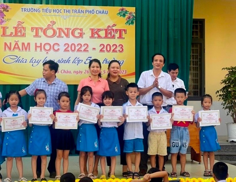 Xúc động hình ảnh cậu con trai khoe giấy khen trước di ảnh bố -0