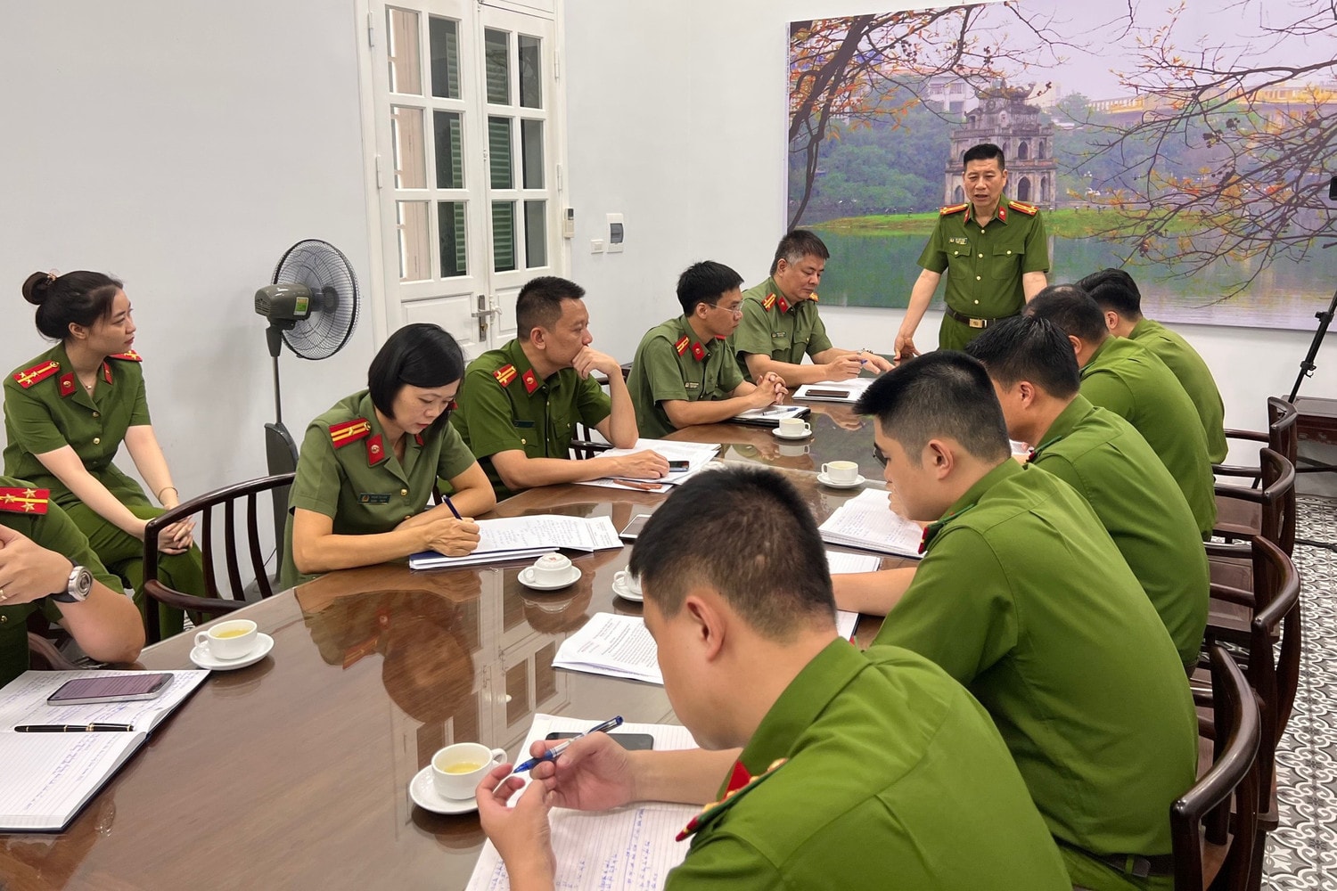 Quận Hoàn Kiếm đẩy mạnh xây dựng Công an phường điển hình kiểu mẫu về an ninh, trật tự và văn minh đô thị -0