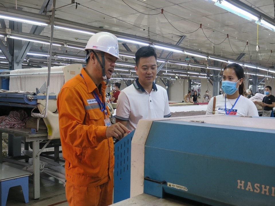 Công ty Điện lực Bắc Giang nỗ lực cung cấp điện mùa nắng nóng -0