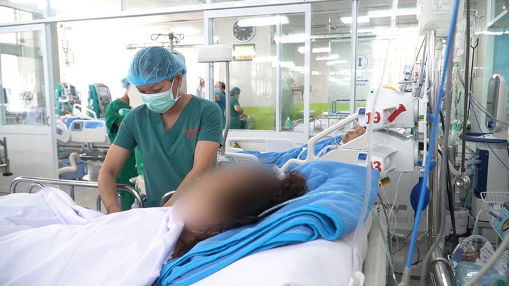 Bệnh nhân cứu Bệnh viện Chợ Rẫy trong tình trạng mê, bóp bóng qua nội khí quản, huyết áp không đo được. (Ảnh: Bệnh viện Chợ Rẫy)