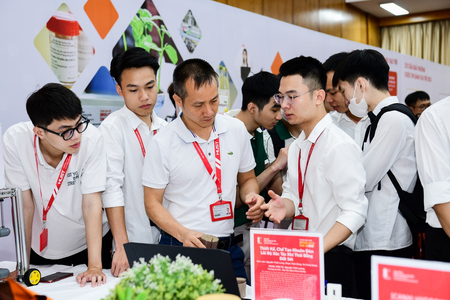 Sinh viên ĐH Bách khoa Hà Nội sáng tạo nhiều sản phẩm phục vụ cuộc sống -0