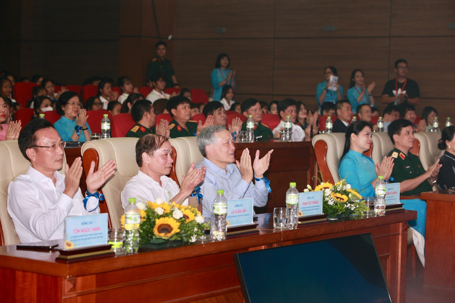 Chung tay chăm lo cho trẻ em mồ côi