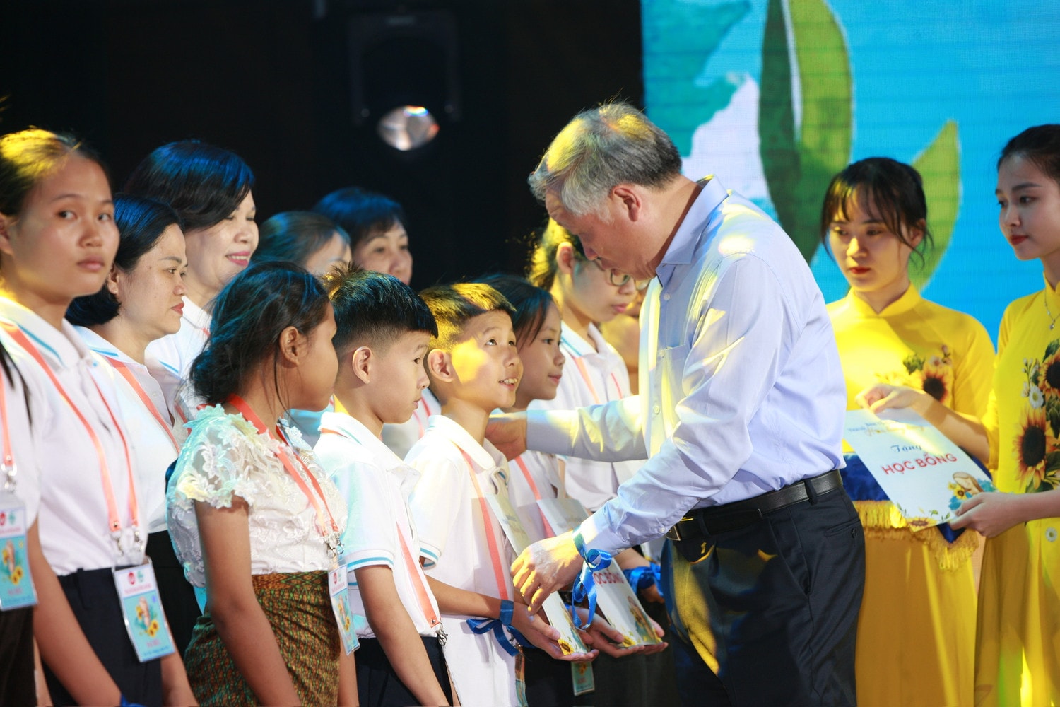 Chung tay chăm lo cho trẻ em mồ côi