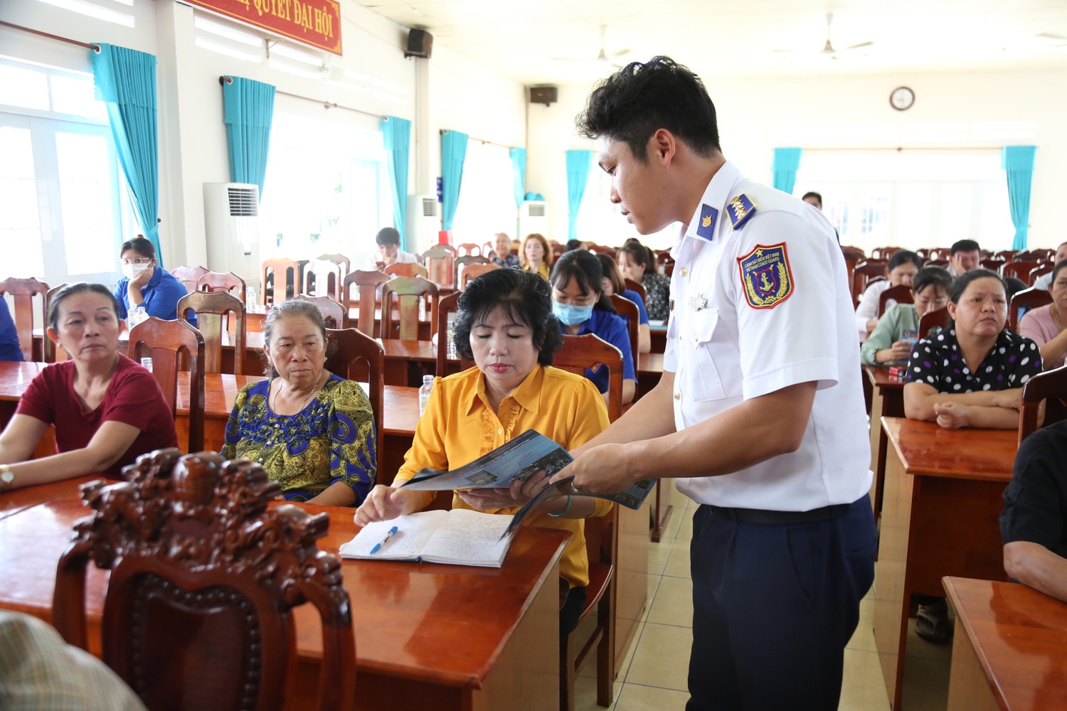 Bộ Tư lệnh Vùng Cảnh sát biển 3 đã thông tin tới các đại biểu nhiều nội dung về tỉnh hình an ninh biển đảo và quy định pháp luật khi hoạt động trên biển Bộ Tư lệnh Vùng Cảnh sát biển 3 đã thông tin tới các đại biểu nhiều nội dung về tỉnh hình an ninh biển đảo và quy định pháp luật khi hoạt động trên biển