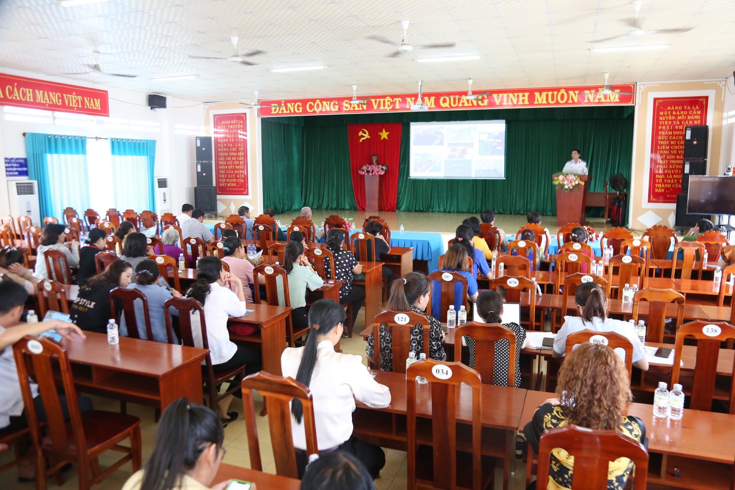 Bộ Tư lệnh Vùng Cảnh sát biển 3 đã tổ chức Hội nghị tuyên truyền về tình hình an ninh biển, đảo, chống khai thác hải sản bất hợp pháp tại huyện Đất Đỏ Bộ Tư lệnh Vùng Cảnh sát biển 3 đã tổ chức Hội nghị tuyên truyền về tình hình an ninh biển, đảo, chống khai thác hải sản bất hợp pháp tại huyện Đất Đỏ