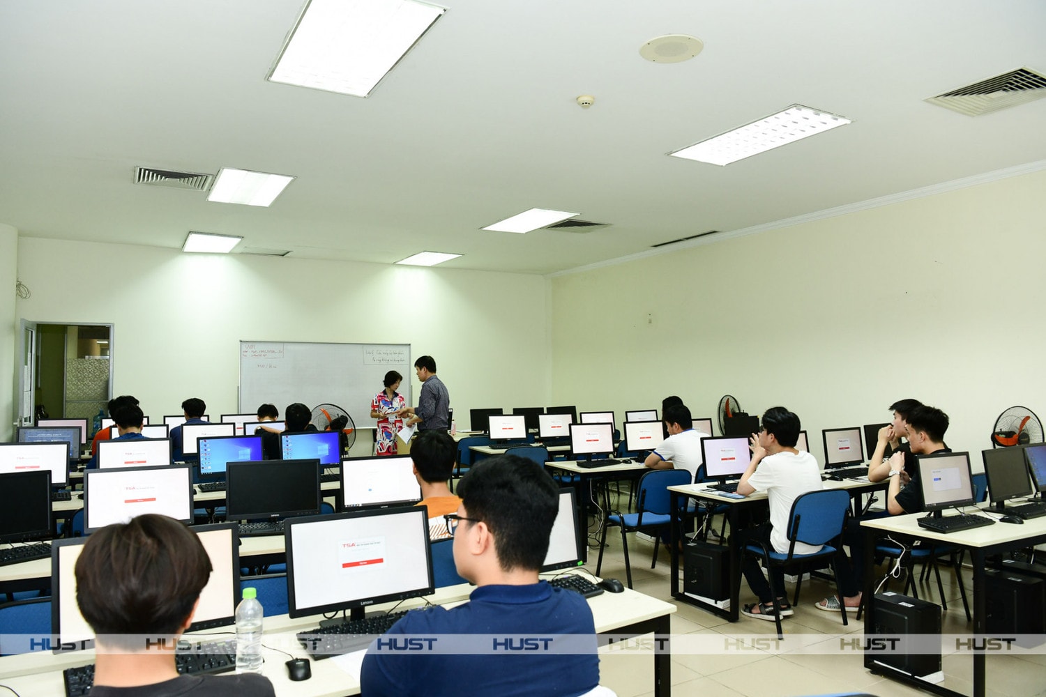Thí sinh bước vào đợt thi đầu tiên kỳ thi Đánh giá tư duy của Đại học Bách khoa Hà Nội -0