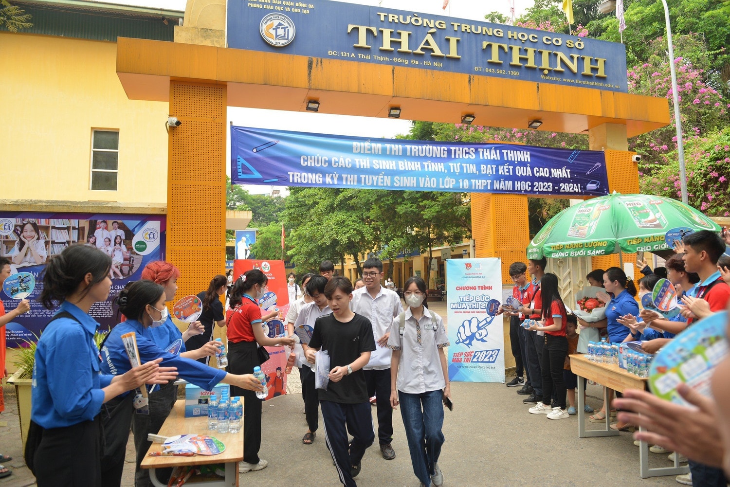 Hình ảnh ấn tượng ngày kết thúc môn thi cuối trong kỳ thi vào lớp 10 tại Hà Nội -0