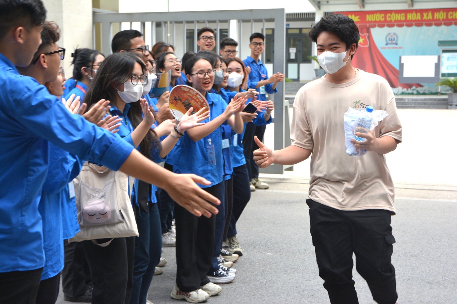 Hình ảnh ấn tượng ngày kết thúc môn thi cuối trong kỳ thi vào lớp 10 tại Hà Nội -0