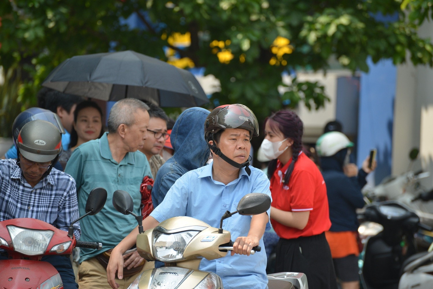 Hình ảnh ấn tượng ngày kết thúc môn thi cuối trong kỳ thi vào lớp 10 tại Hà Nội -0