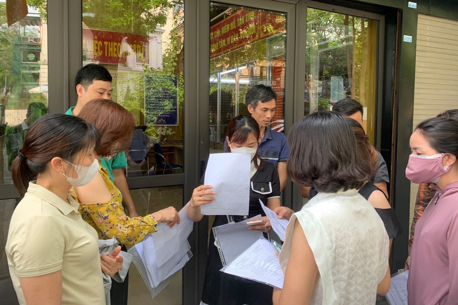 Vụ đề thi Toán vào lớp 10 bị in mờ: Hàng chục phụ huynh có mặt tại Sở GD-ĐT gửi đơn kiến nghị -0