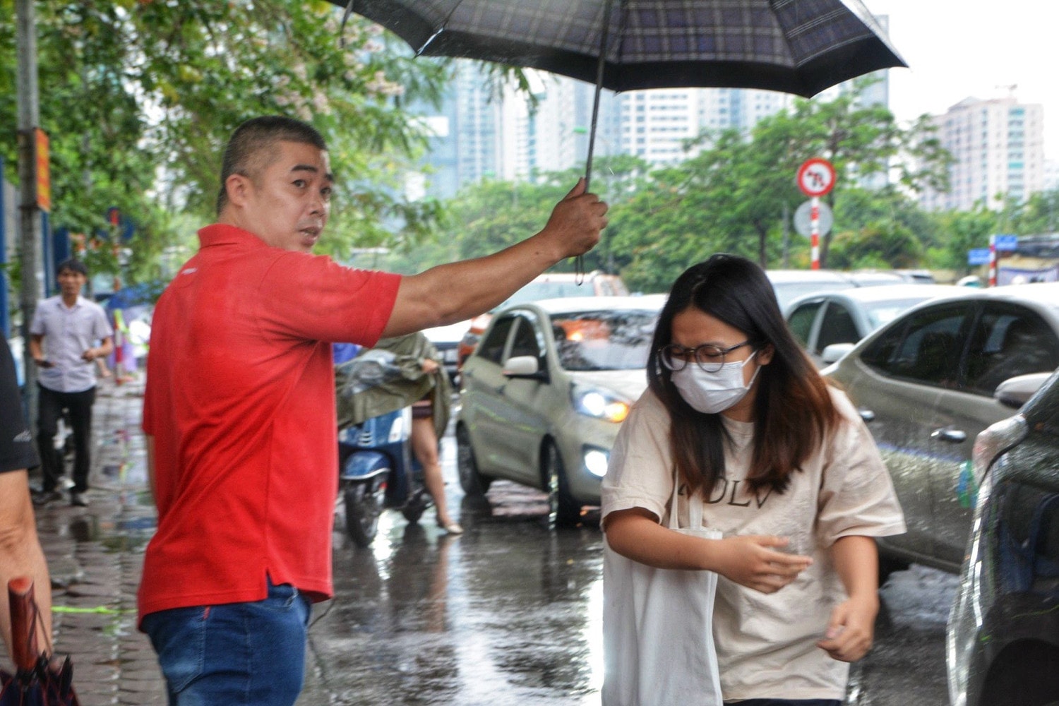 Thí sinh Hà Nội đến điểm thi trong cơn mưa tầm tã -0