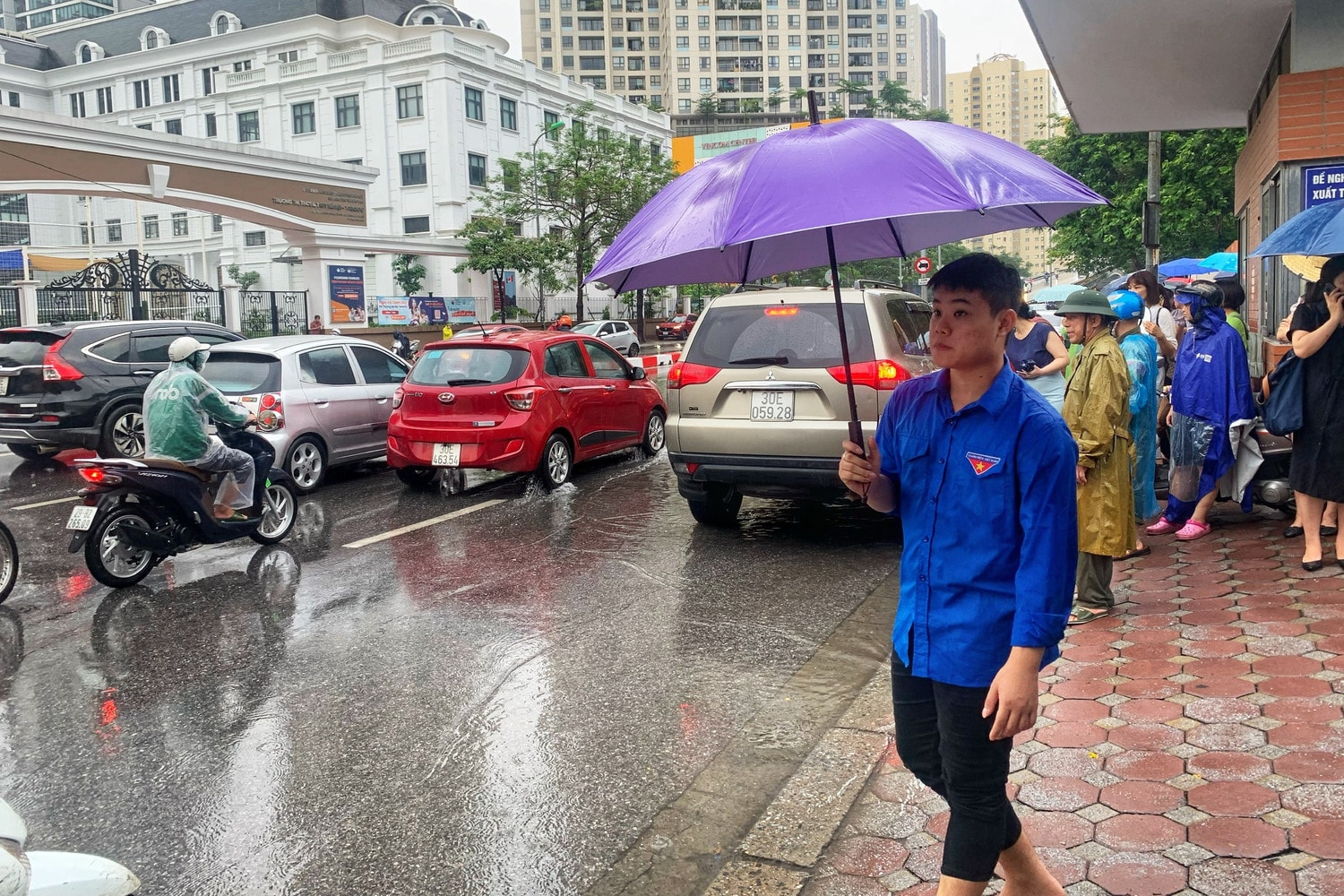 Thí sinh Hà Nội đến điểm thi trong cơn mưa tầm tã -0