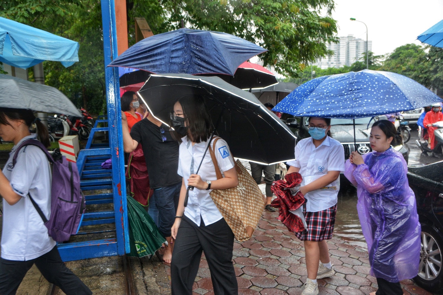 Thí sinh Hà Nội đến điểm thi trong cơn mưa tầm tã -0