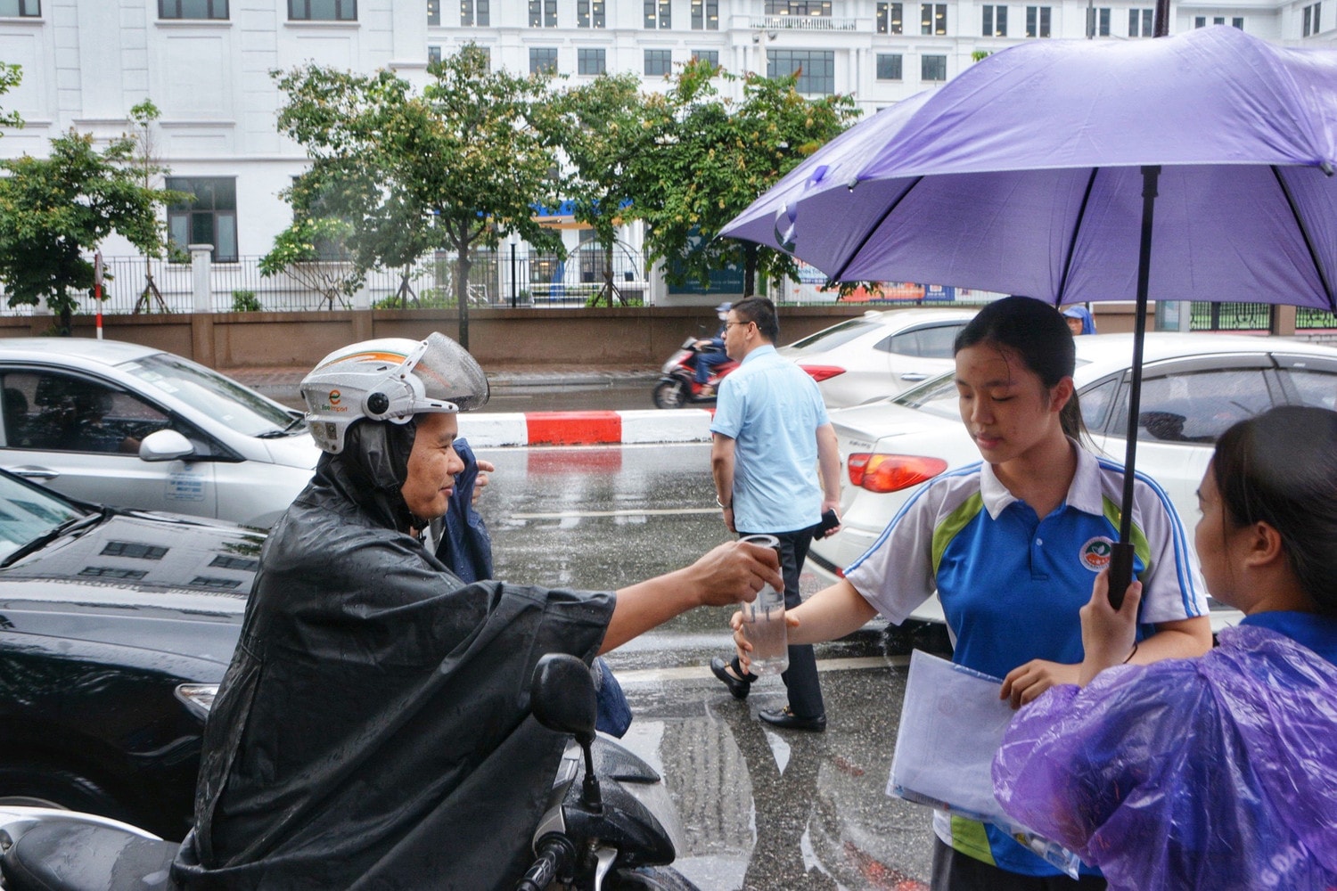 Thí sinh Hà Nội đến điểm thi trong cơn mưa tầm tã -0