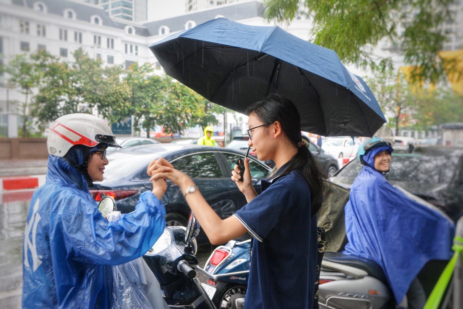 Thí sinh Hà Nội đến điểm thi trong cơn mưa tầm tã -0