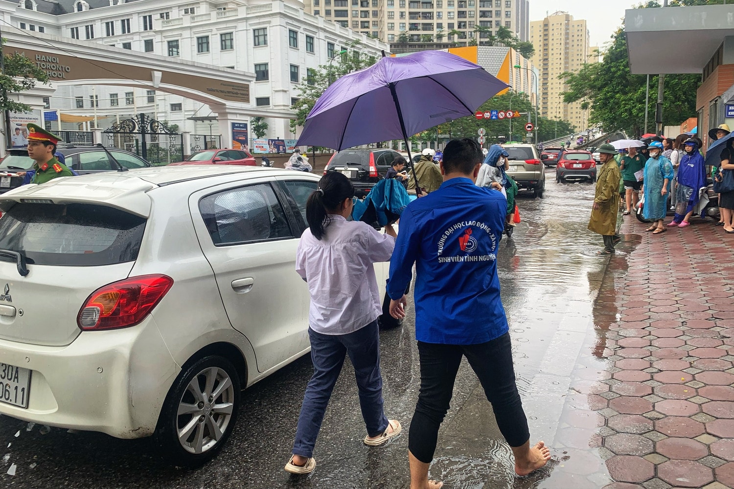 Thí sinh Hà Nội đến điểm thi trong cơn mưa tầm tã -0