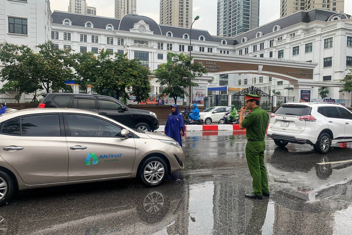 Thí sinh Hà Nội đến điểm thi trong cơn mưa tầm tã -0
