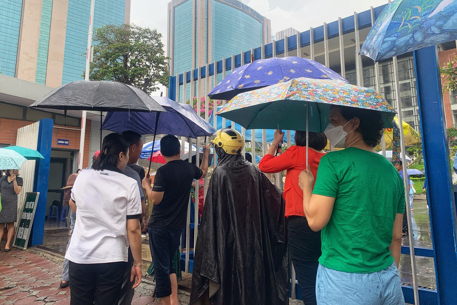 Thí sinh Hà Nội đến điểm thi trong cơn mưa tầm tã -0